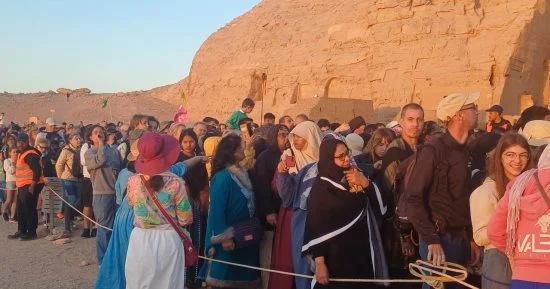 آلاف السائحين والزائرين في طوابير طويلة أمام معبد أبوسمبل